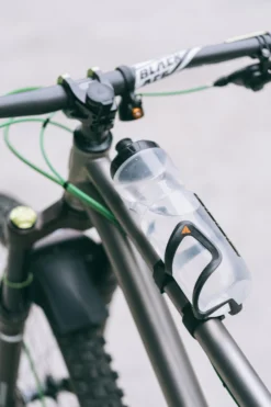 Aux Carbon Flaschenhalter Mit Strap Kit -Fahrradausrüstung DSC08271M6HH7FNIMmuK3 scaled