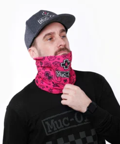 Muc-Off Lightweight Neck Gaiter Halstuch - Pink Punk -Fahrradausrüstung Web 20725 Lightweight Neck Gaiter Pink model 02 up 2021 1200x1200